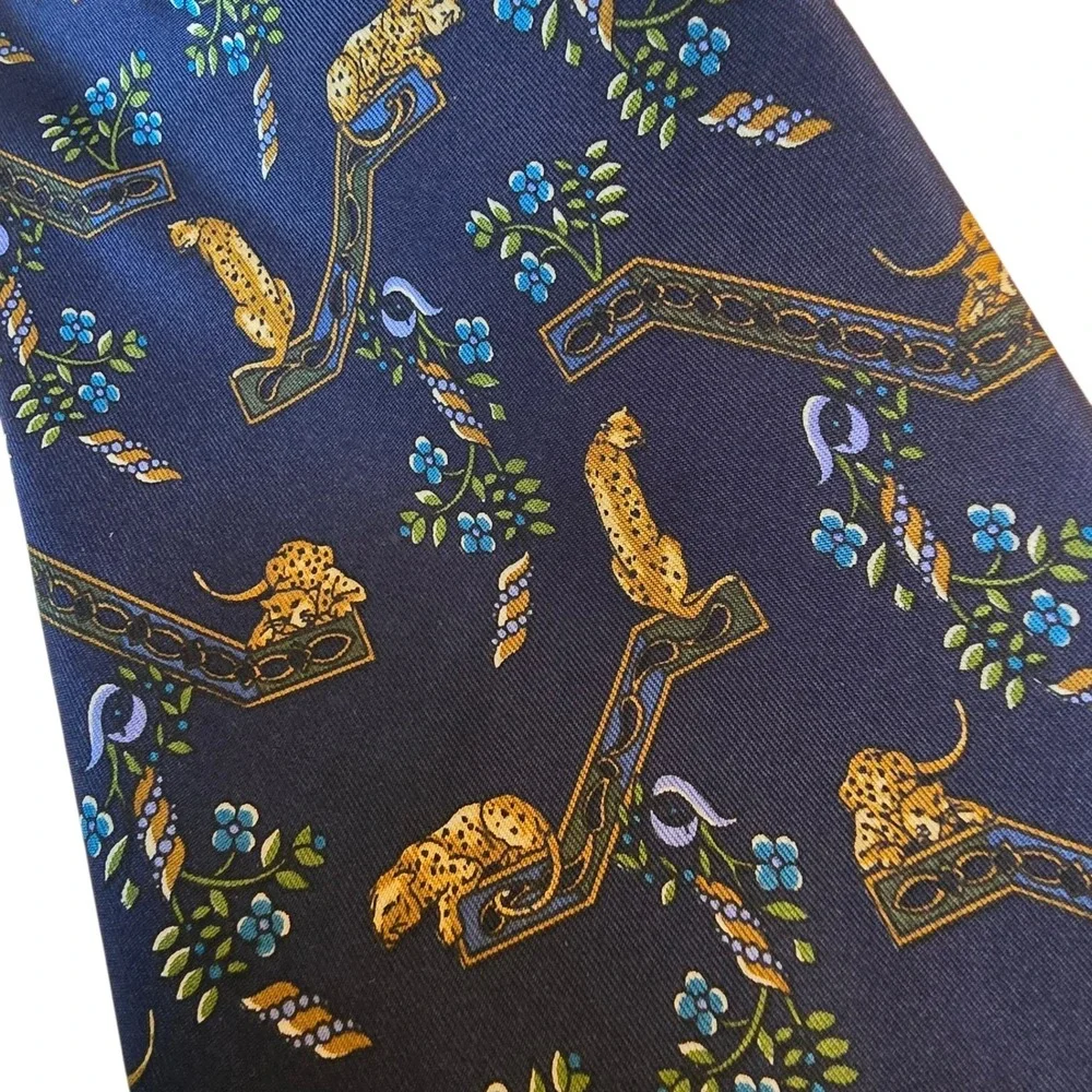 Salvatore Ferragamo Mens Navy Blue Silk Leopard Animal Print Necktie Made Italy
